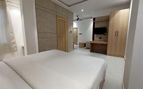 Hotel Global Inn -1 Km From Railway Station - Lift Food And Free Parking